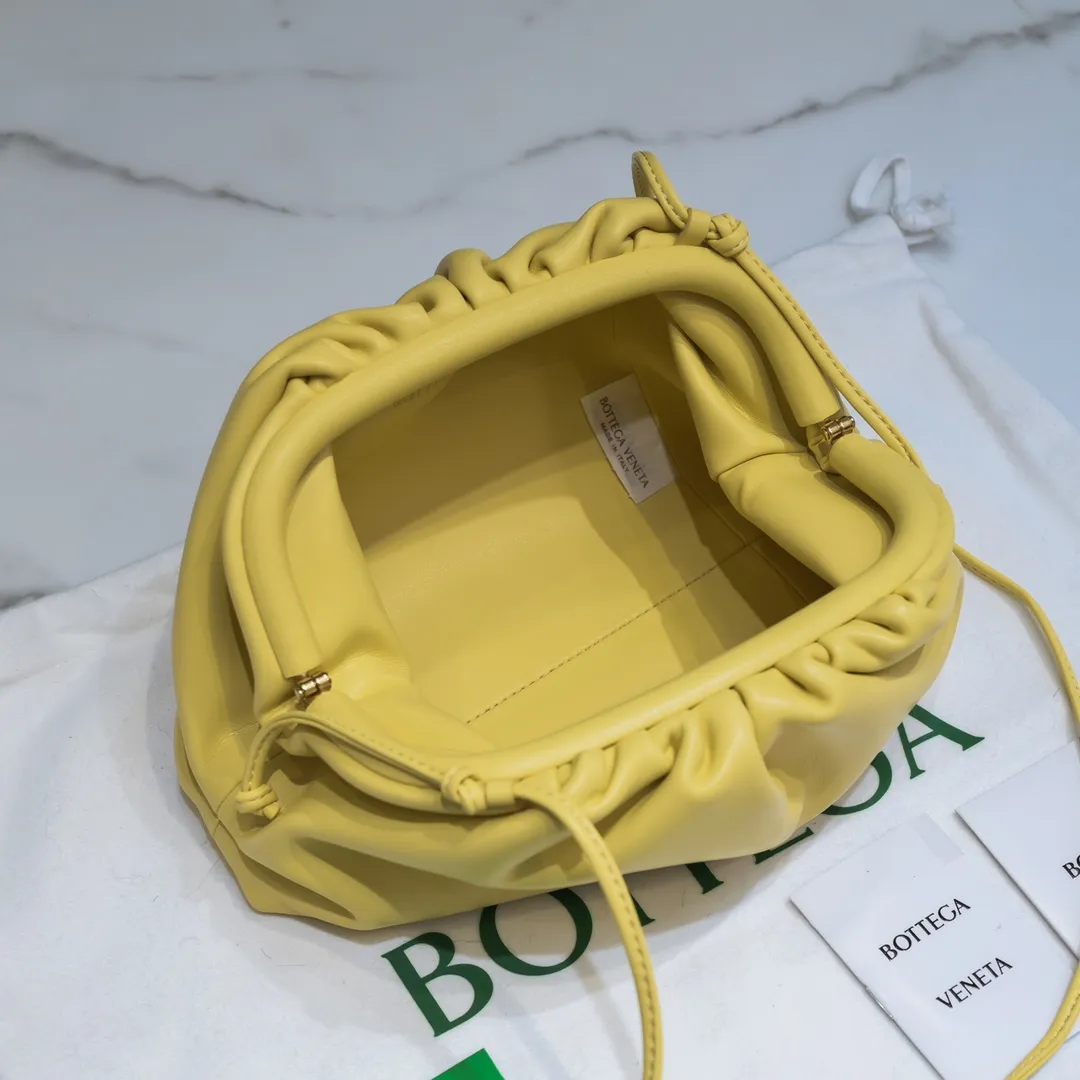 Batch 1120 Bottega Veneta cloud bag ☁️POUCH series Original plain calfskin, super low-key and attractive, soft and casual. Major internet celebrity bloggers are crazy about calling it fashionable and classy, ​​lazy and intellectual. Small size: 23*13*8 (small cloud plain) tapioca color